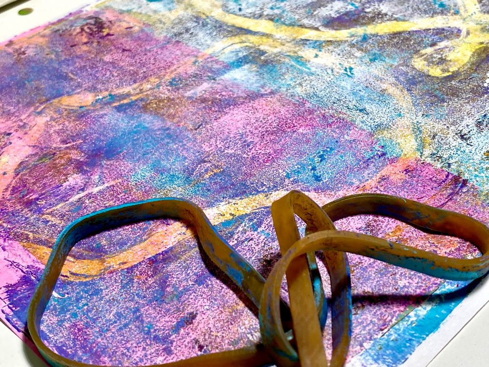 Gelli-printing and monoprinting with a thick rubber band 